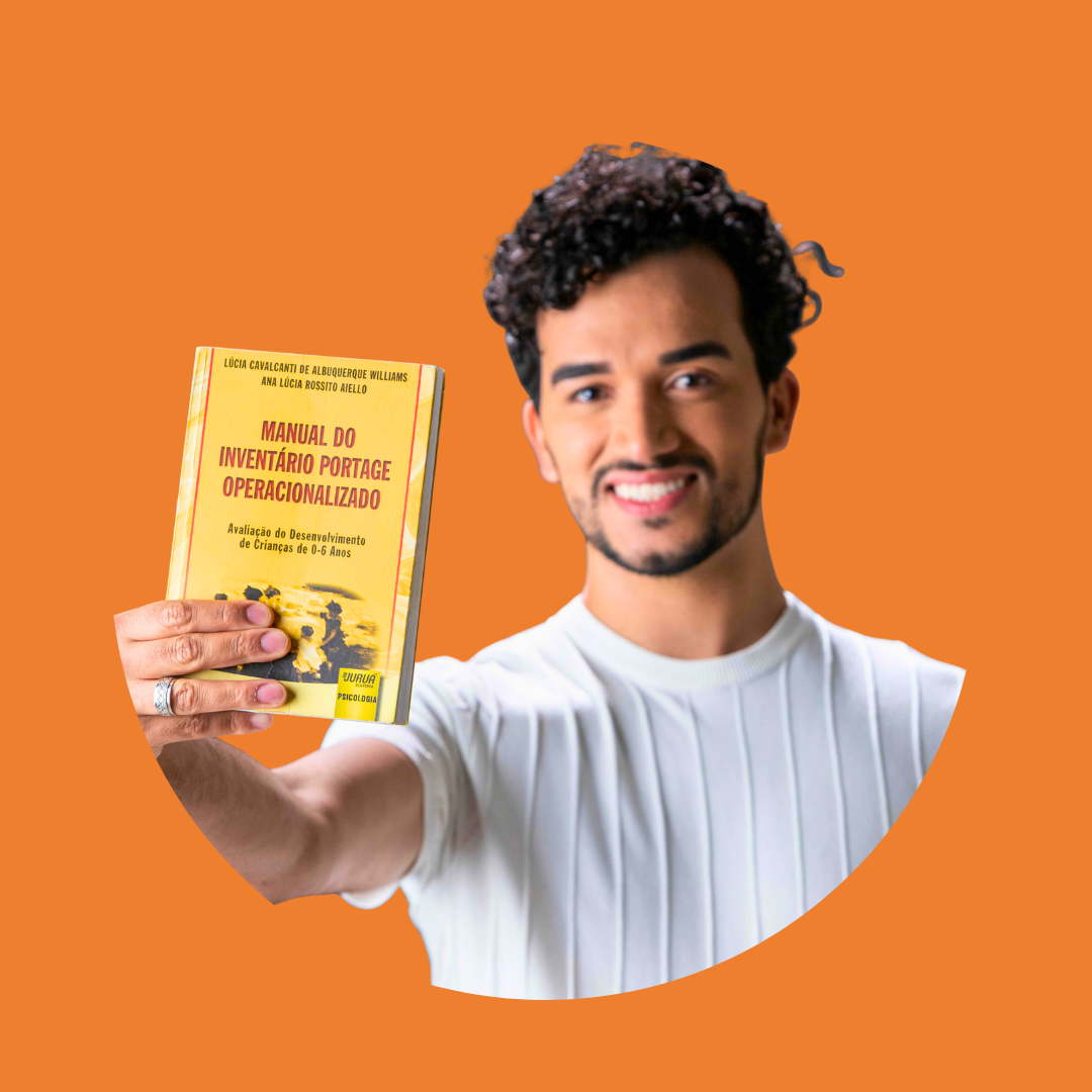 Marco Canuto com Manual do Inventário Portage